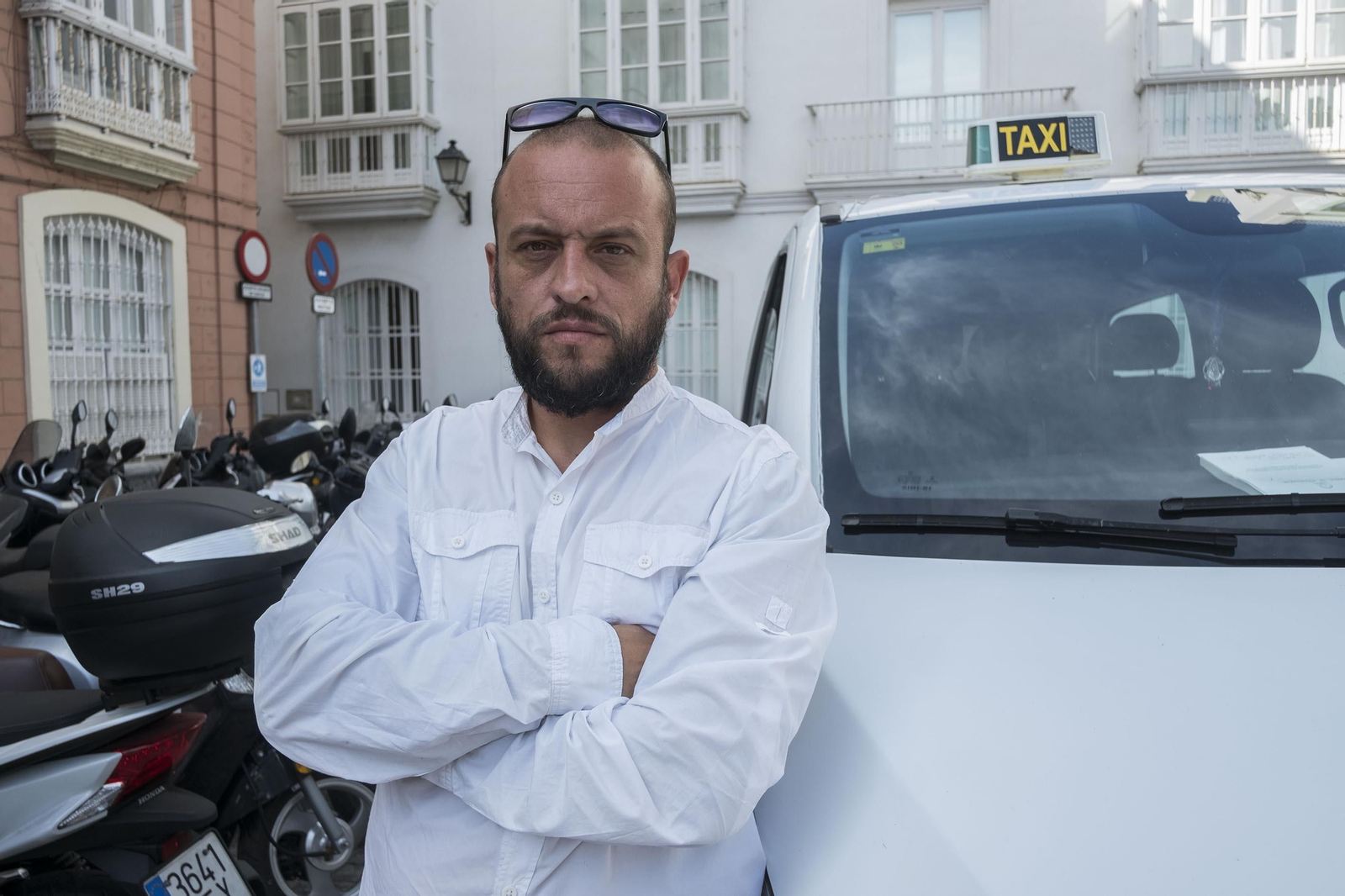 Diego Sánchez Periñán con su taxi.