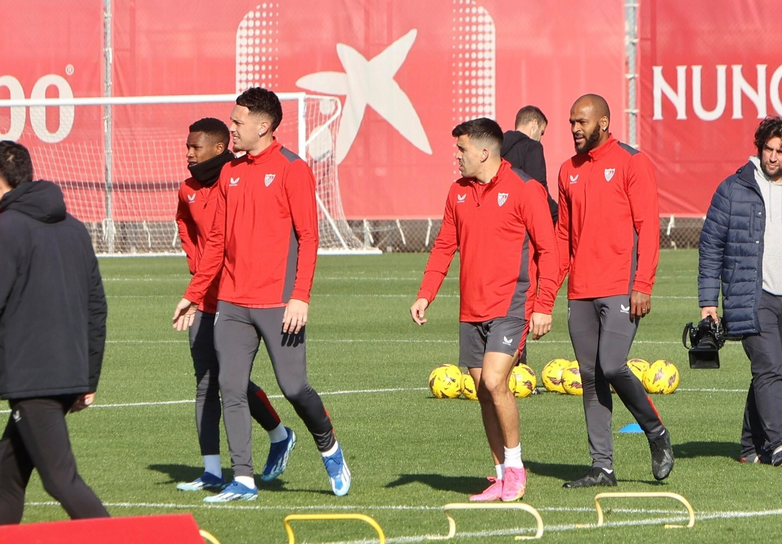 Idumbo, Ocampos y Acuña, improvisado central en Vallecas, junto al lesionado Marcao.