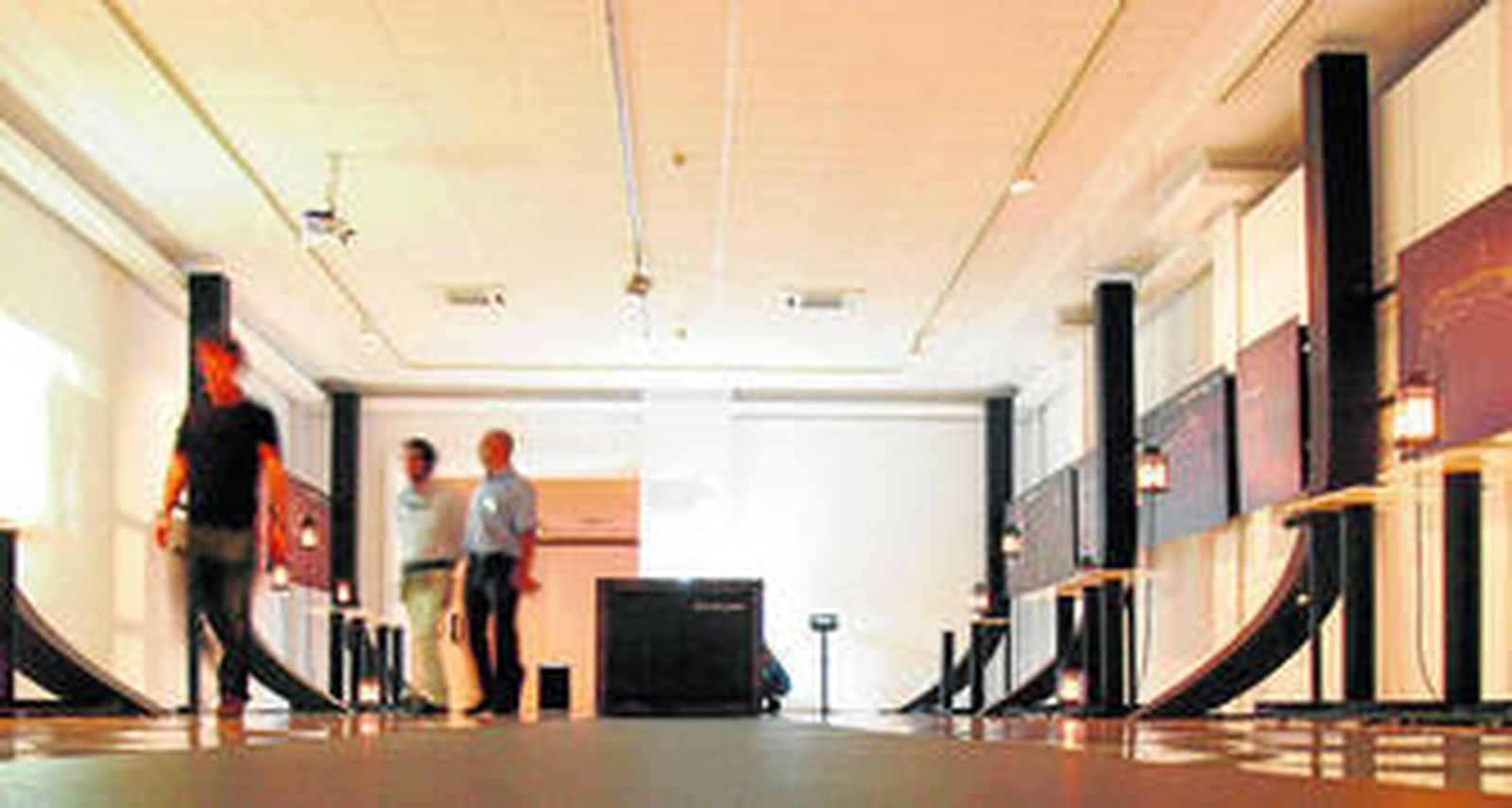 1. Sala de la exposición dedicada a la exploración del Pacífico. 2. Imagen de uno de los vídeos que se proyectan. 3. Facsímil de la única carta manuscrita que se conserva de Vasco Núñez de Balboa. 4. Antonio Fernández Torres, comisario de la exposición; Manuel Ravina, director del Archivo General de Indias; Vicente Zarza, delegado territorial de Educación, Cultura y Deporte; Jorge Sobredo, director de programación de Acción Cultural Española; Antonio Sánchez Mora, comisario, y Pablo Guisande, director del Museo Provincial de Huelva, ayer en la inauguración de la muestra.