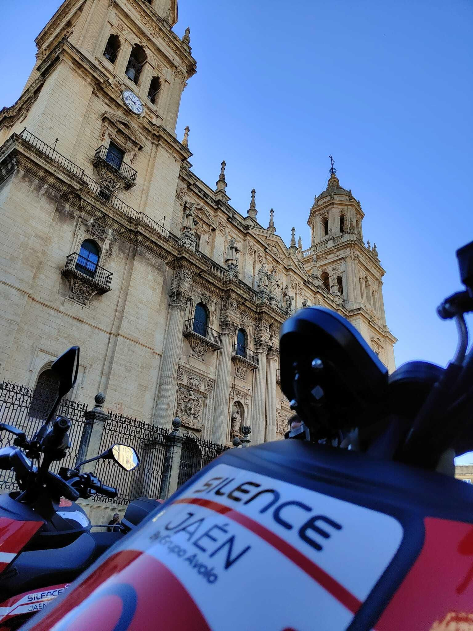 Motos de Acciona junto a la catedral de Jaén