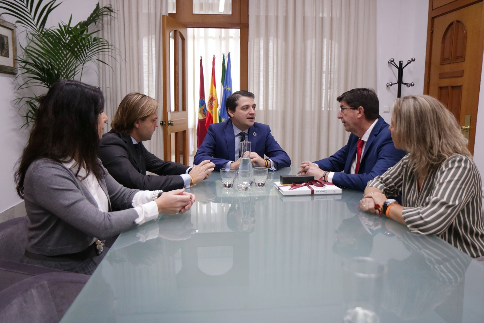 Purificación Joyera, Antonio Repullo, José María Bellido, Juan Marín e Isabel Albás, en una reunión.