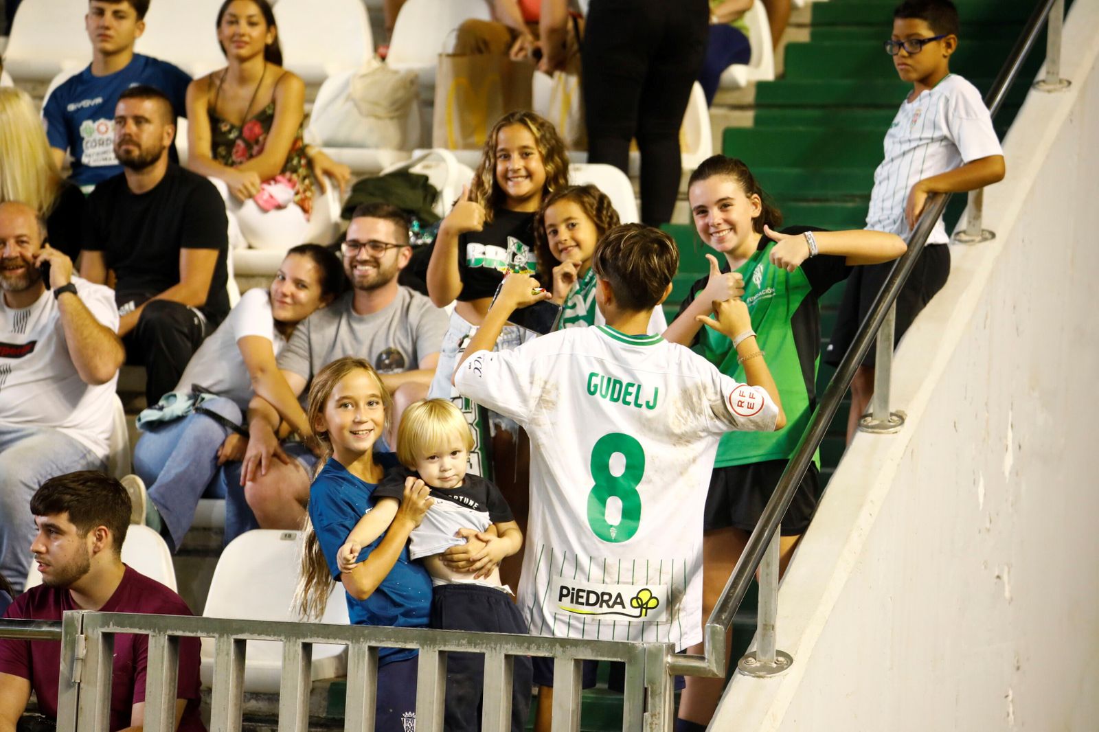 Las imágenes del ambiente en El Arcángel en el Córdoba CF - Linares