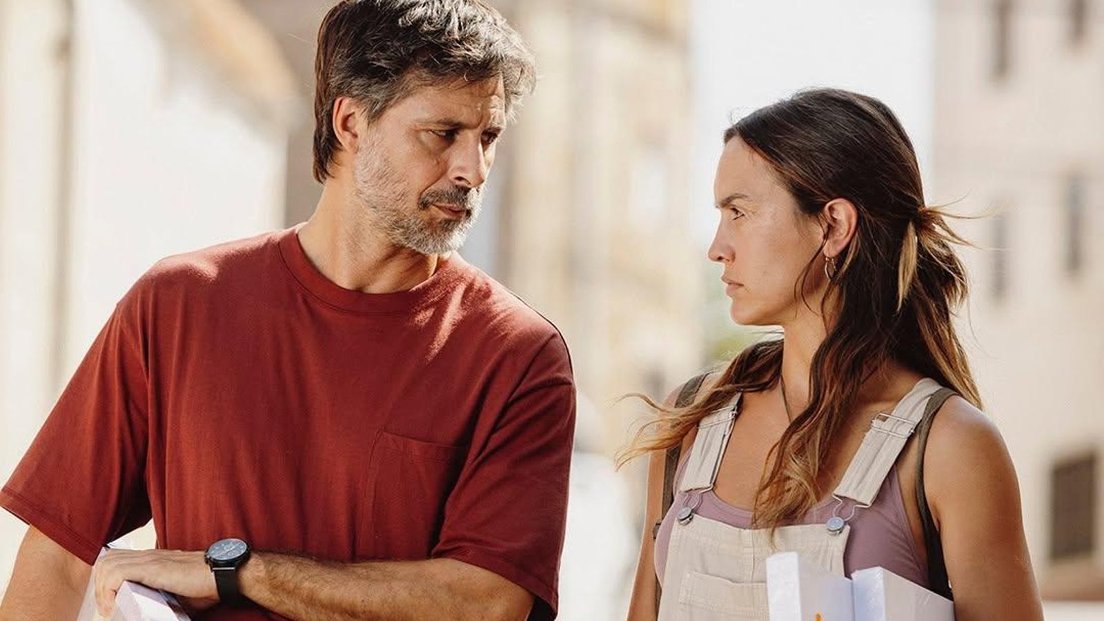 Hugo Silva junto a Megan Montaner en "La buena suerte".