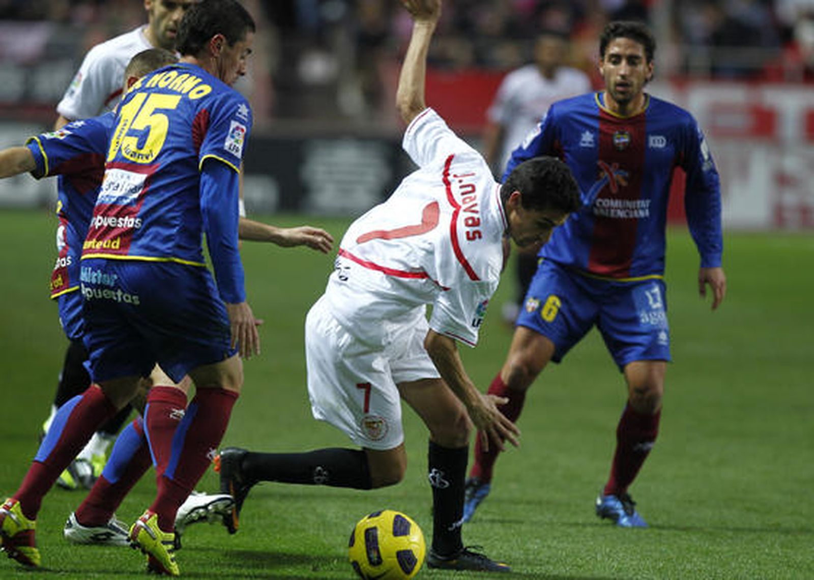 Tres goles de Luis Fabiano devuelven la alegría a los de Nervión en Liga.

Foto: Antonio Pizarro