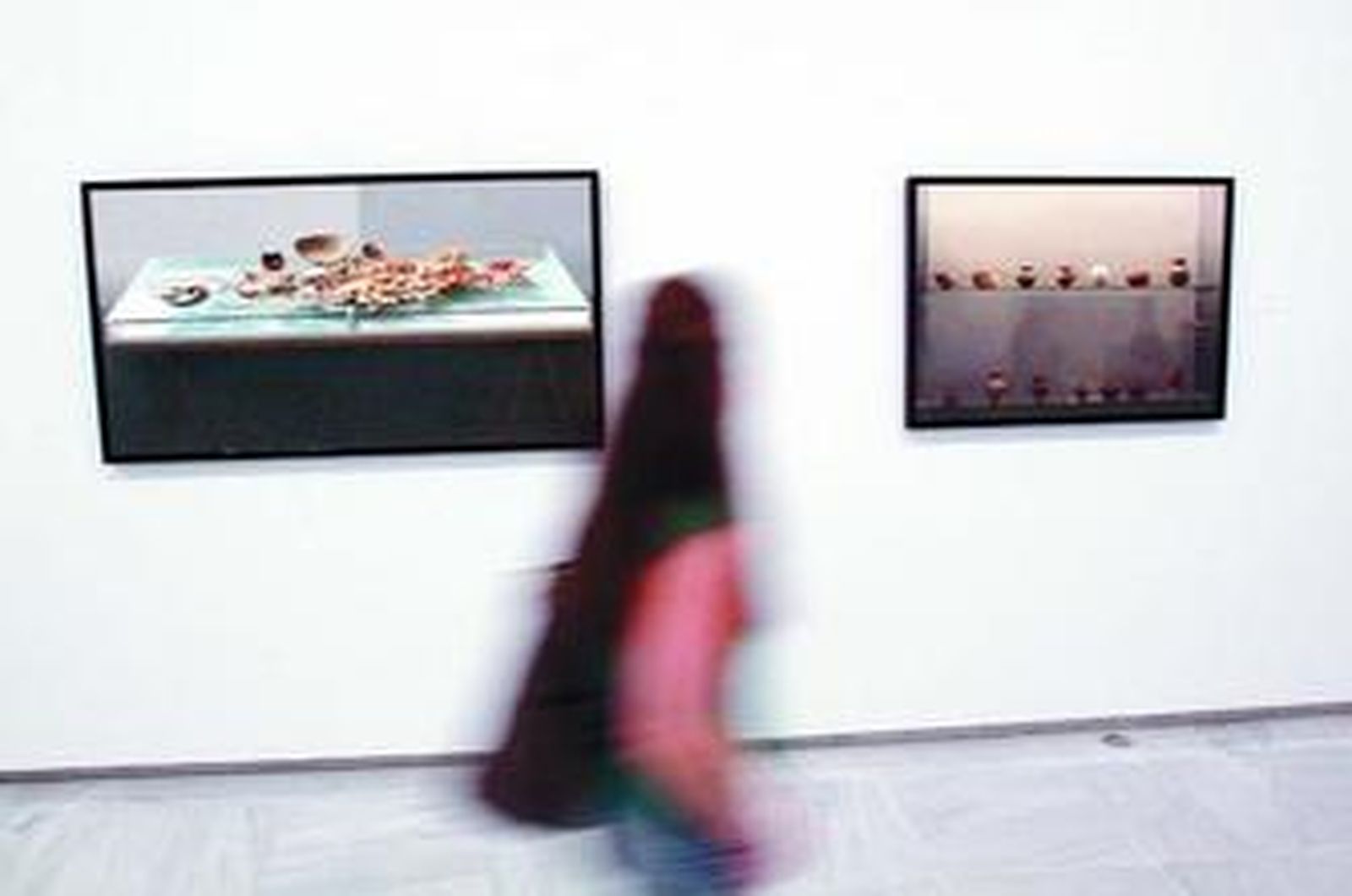 Una visitante observa dos cuadros de la exposición de Pedro Escalona en el Rectorado de la UMA.