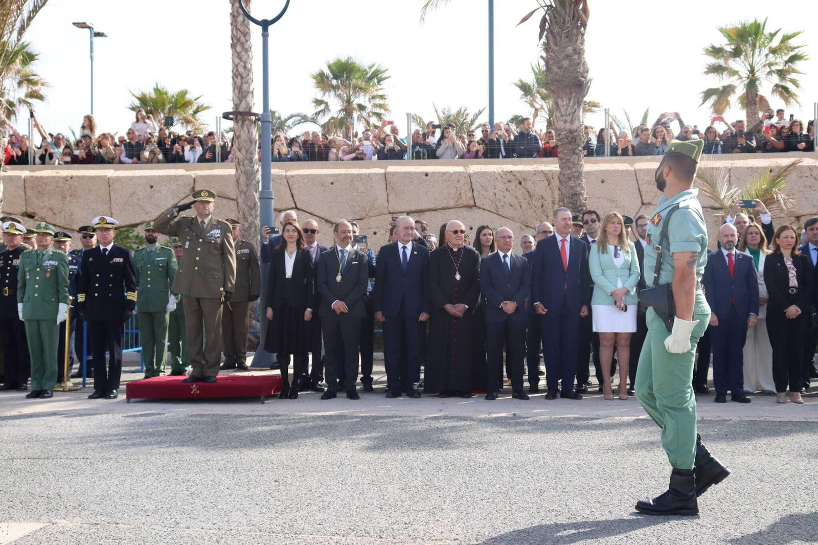 Llop, junto a otros altos cargos, en el desfile de los legionarios.