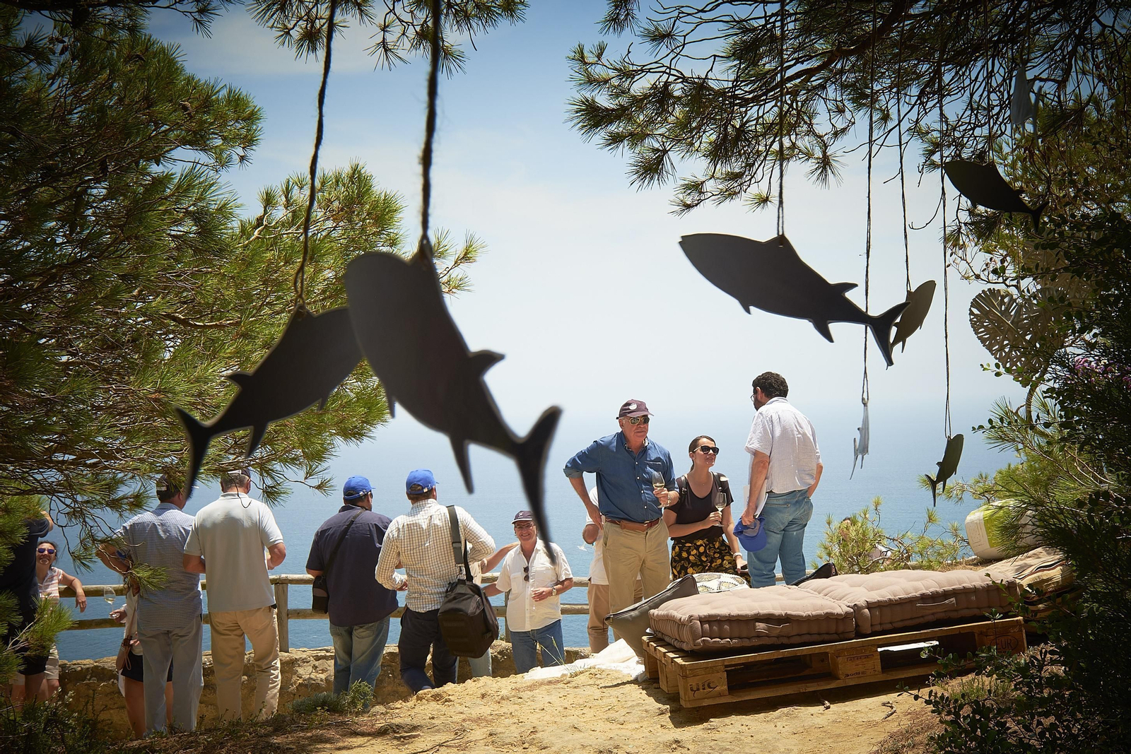 Petaca Chico y González Byass organizaron un encuentro en el parque natural de La Breña para demostrar el buen maridaje de los vinos de Jerez con el atún de almadraba.