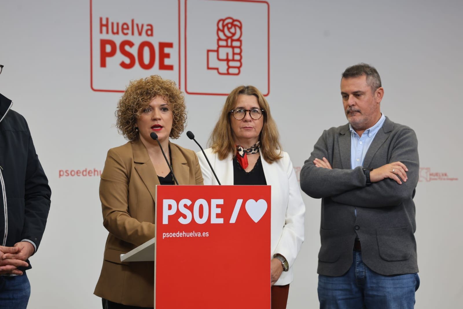 María Eugenia Limón junto a Rosa Mª Tirador y Francisco Jesús Fernández en la sede del PSOE de Huelva.