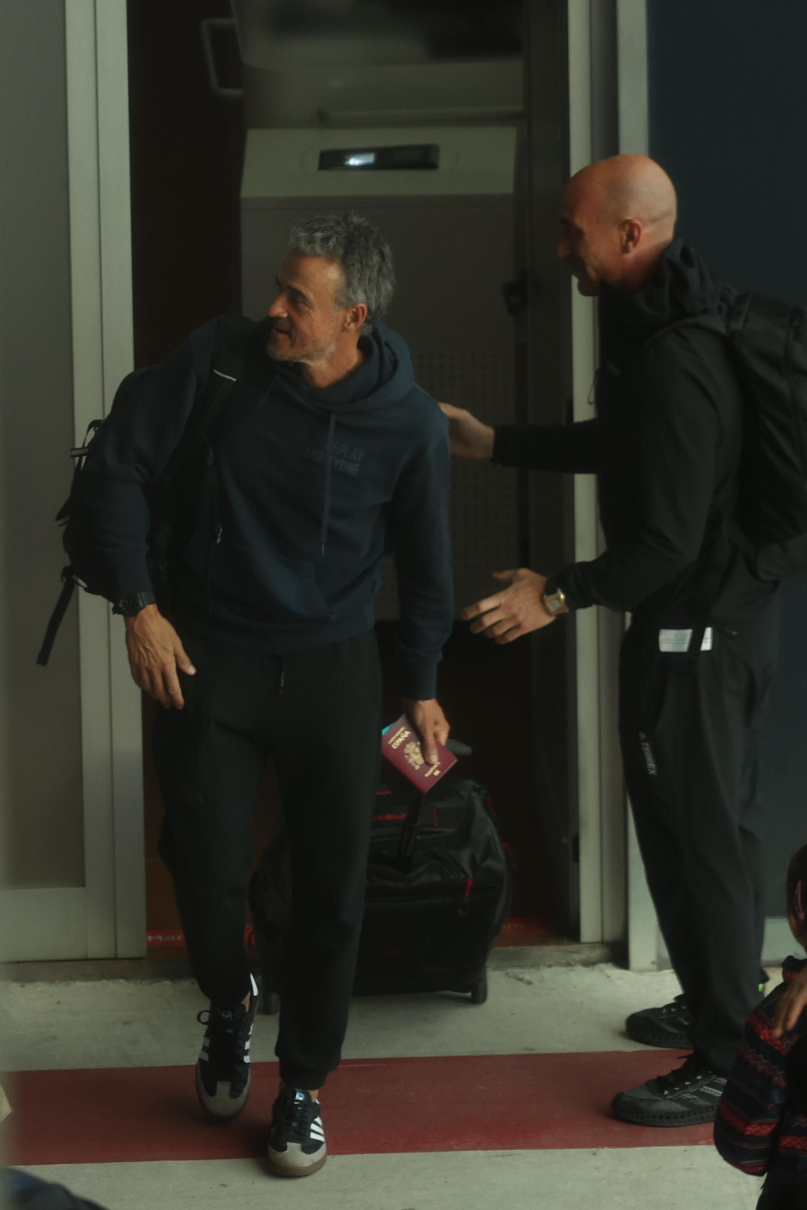 La fotos de la llegada de una selección fracasada