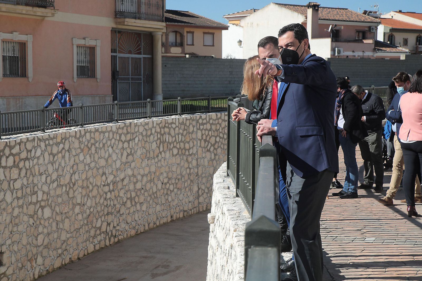 Juanma Moreno visita el encauzamiento de la Rambla de Alcárceles de Padul