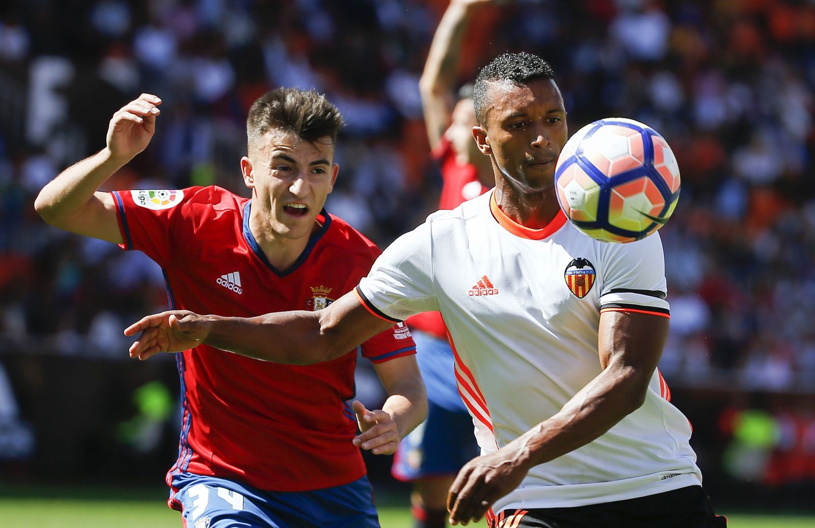 Aitor Buñuel, entonces con la elástica de Osasuna, en un duelo con el otrora valencianista Nani