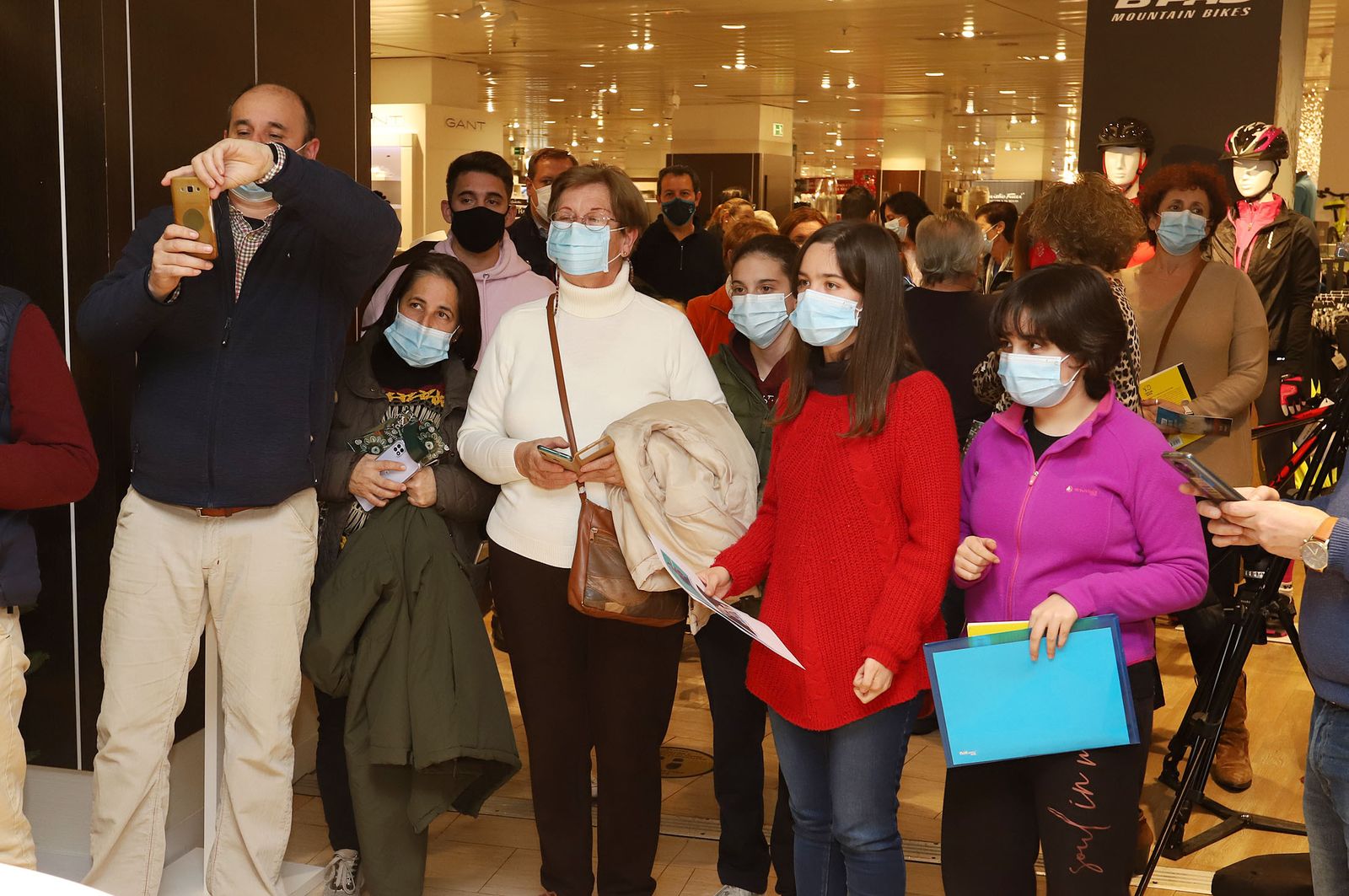 Huelva 2021: Carolina Marín firma autógrafos en el Corte Inglés de Huelva durante el Mundial de Bádminton