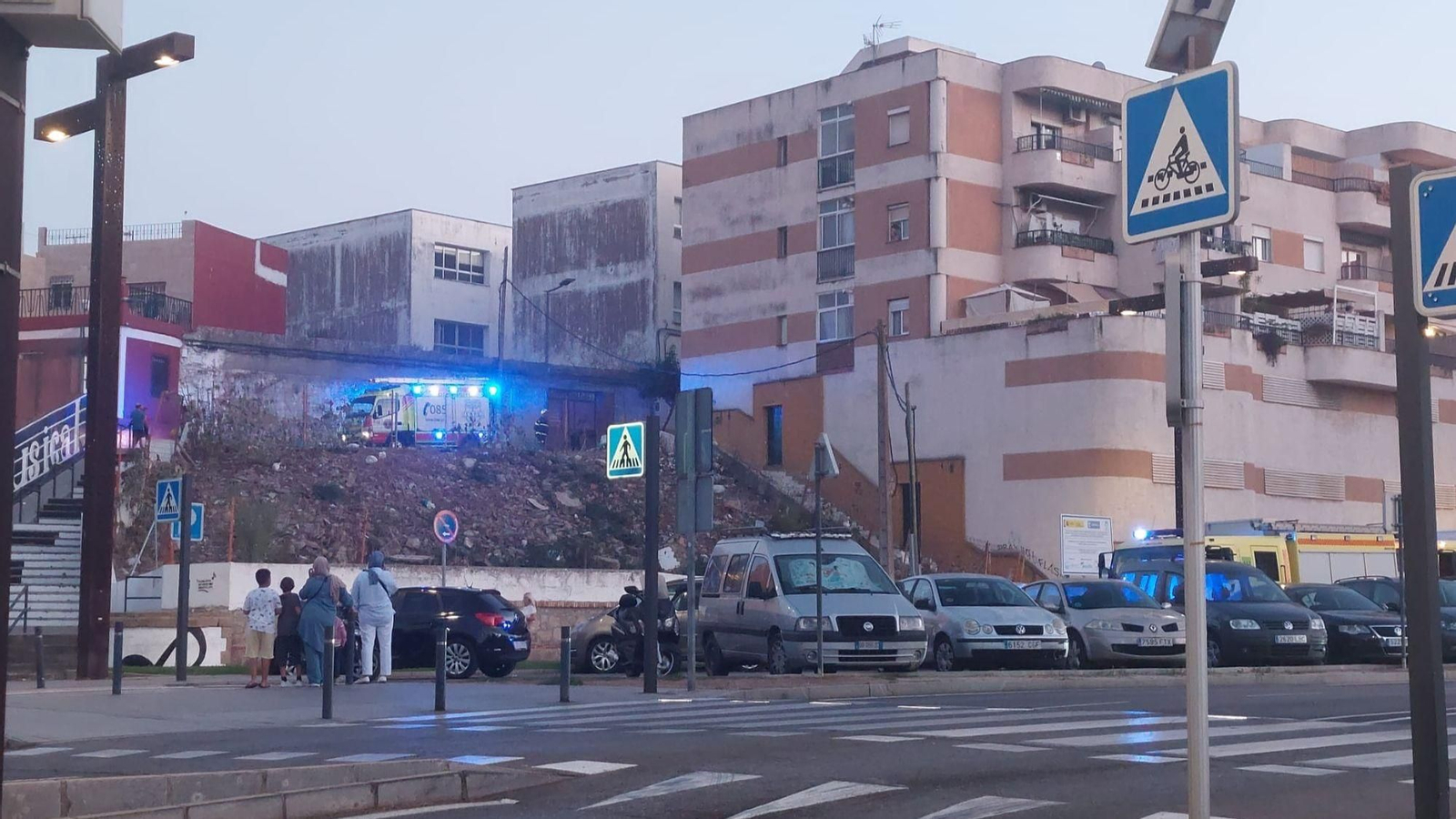 Los bomberos, este lunes en las inmediaciones del Patio del Coral de Algeciras.
