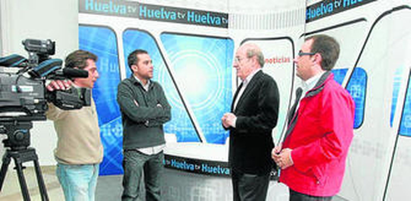 El alcalde, Pedro Rodríguez, junto al concejal Ángel Sánchez y trabajadores de la televisión municipal, en las instalaciones de la Casa Colón.