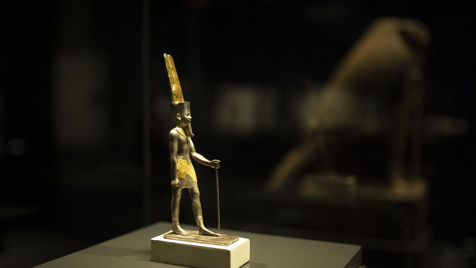 La delicada estatuilla del dios Amón-Re en plata sobredorada.