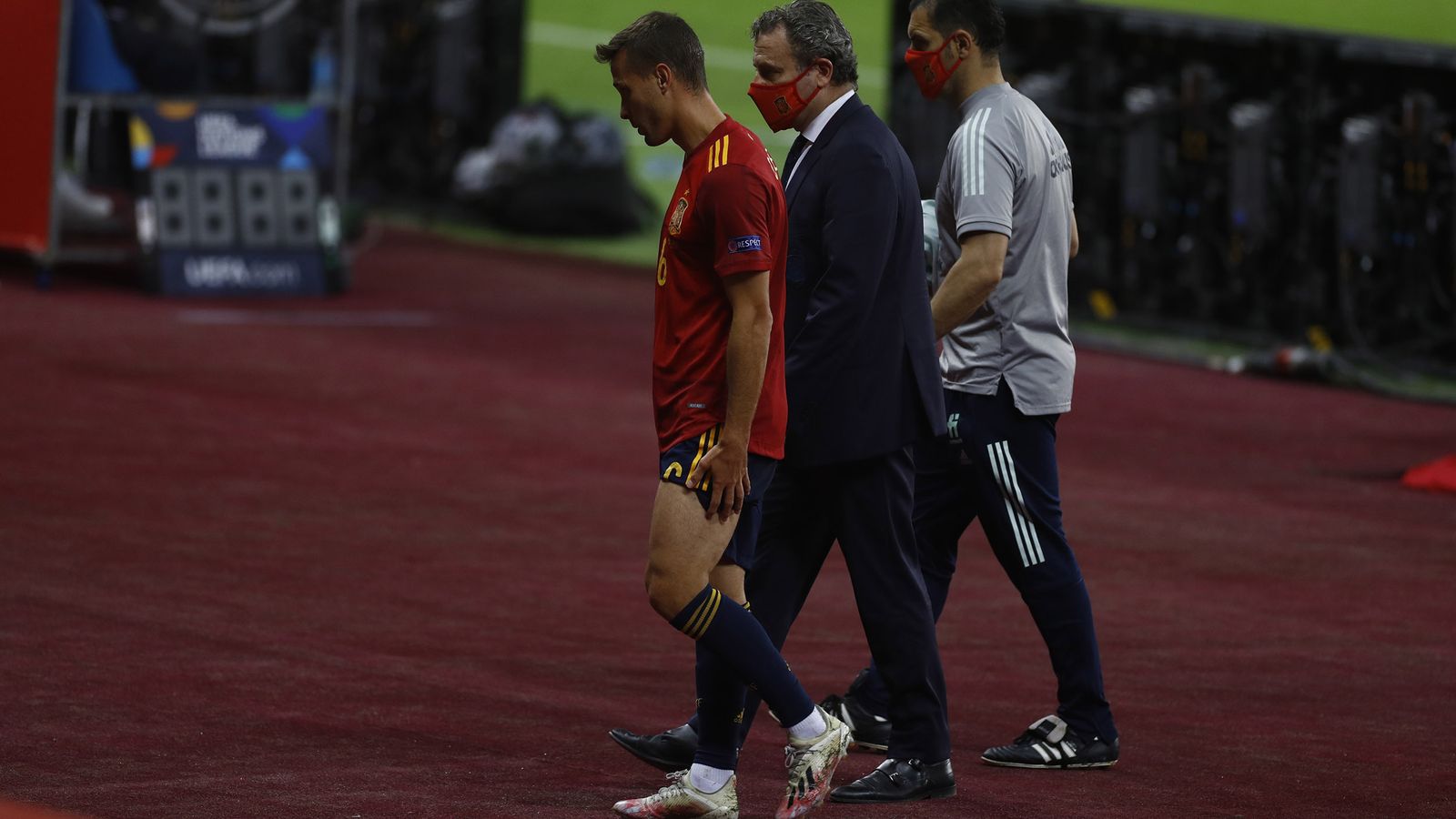 Canales se retira junto a los doctores de la selección española.