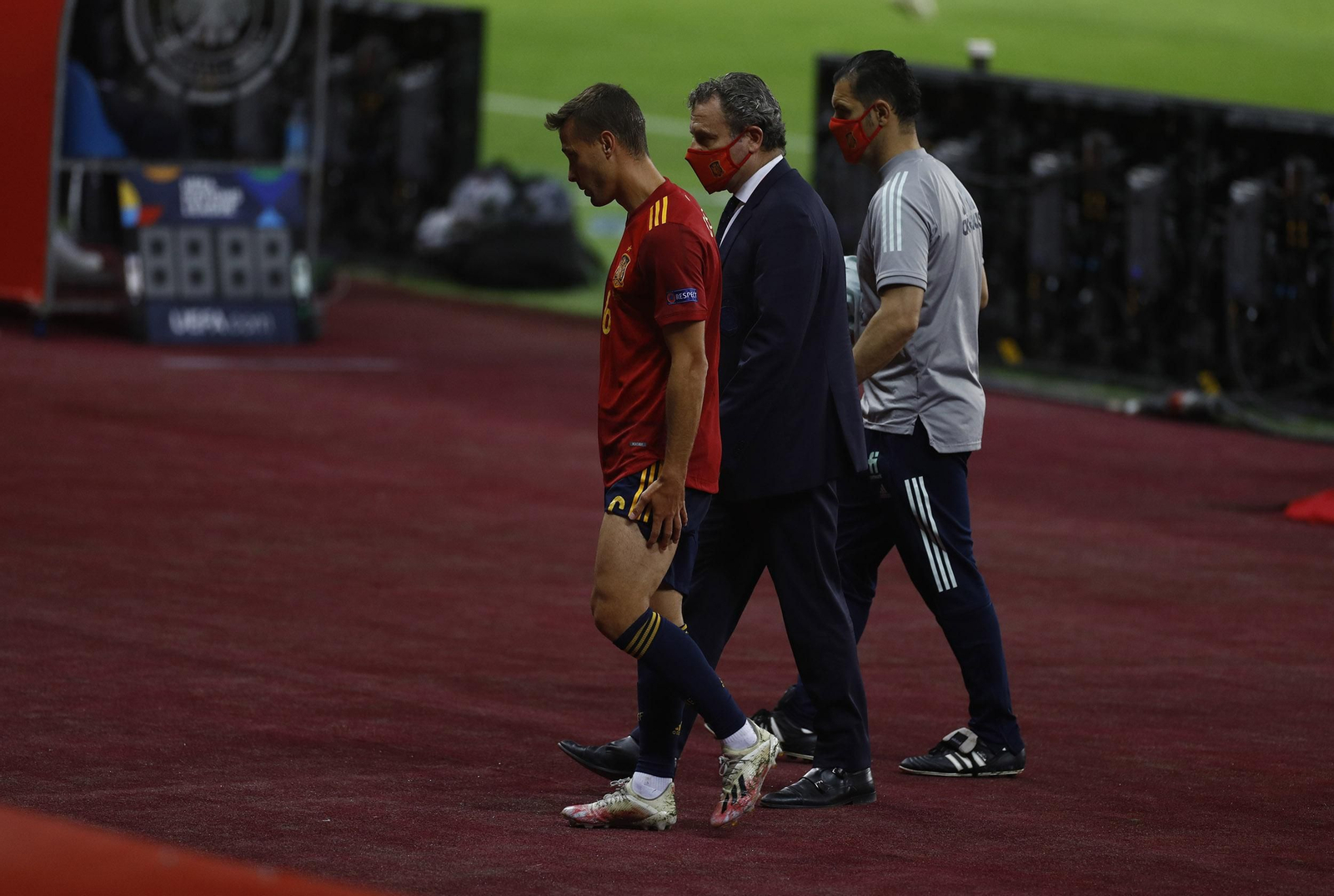 Canales se retira junto a los doctores de la selección española.