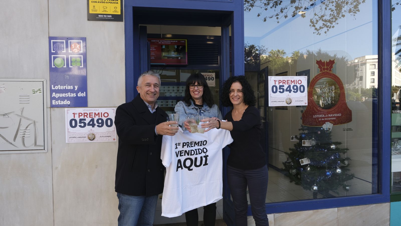 Imágenes de los premiados por la Lotería de Navidad en Almería y provincia