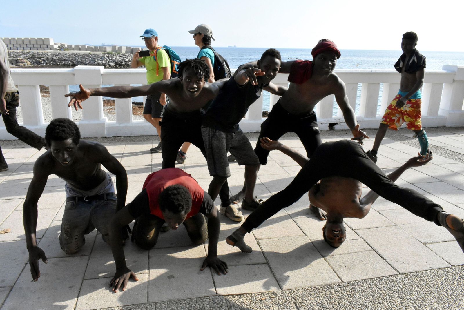 Varios subsaharianos celebran haber conseguir saltar la valla  fronteriza que separa Ceuta  de Marruecos.