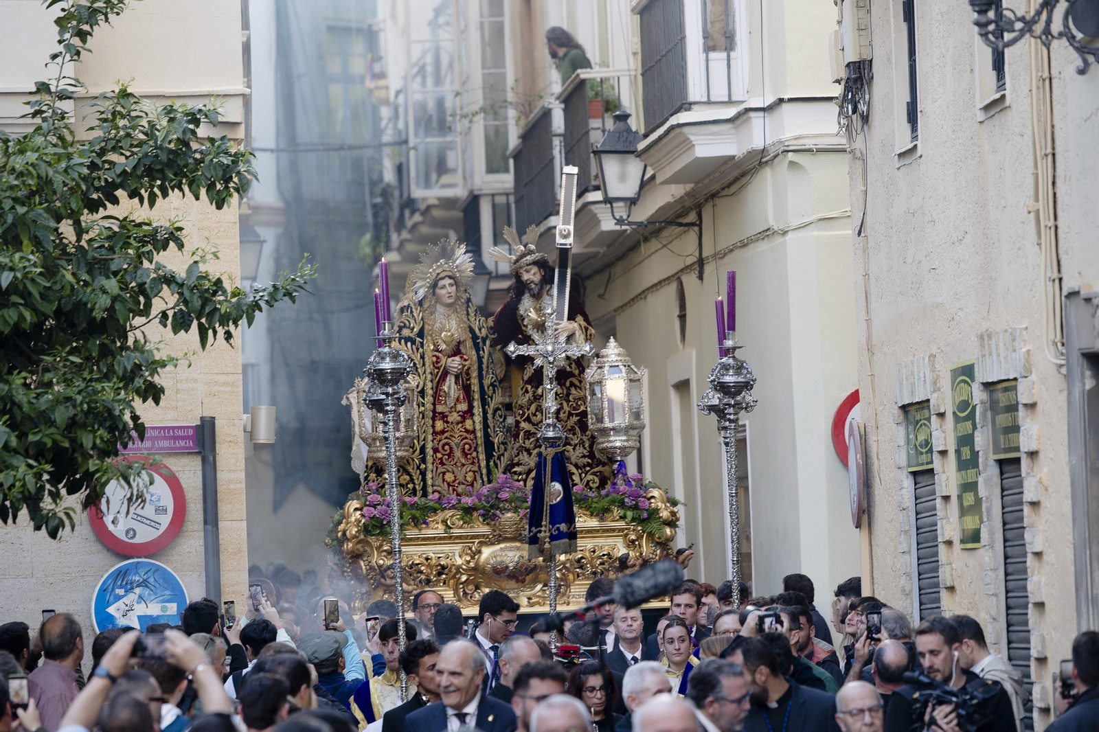 Las imágenes del  vía crucis de las hermandades de Cádiz