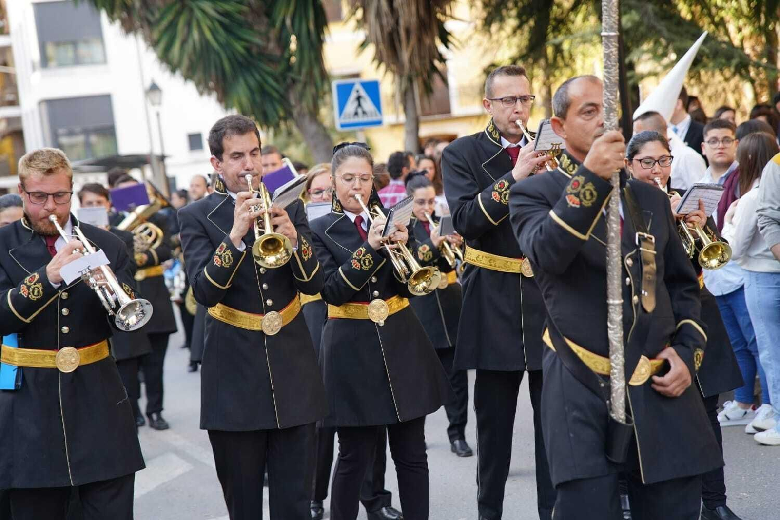 Lunes Santo en Lucena: La procesión de la Cofradía Franciscana de Pasión, en fotografías