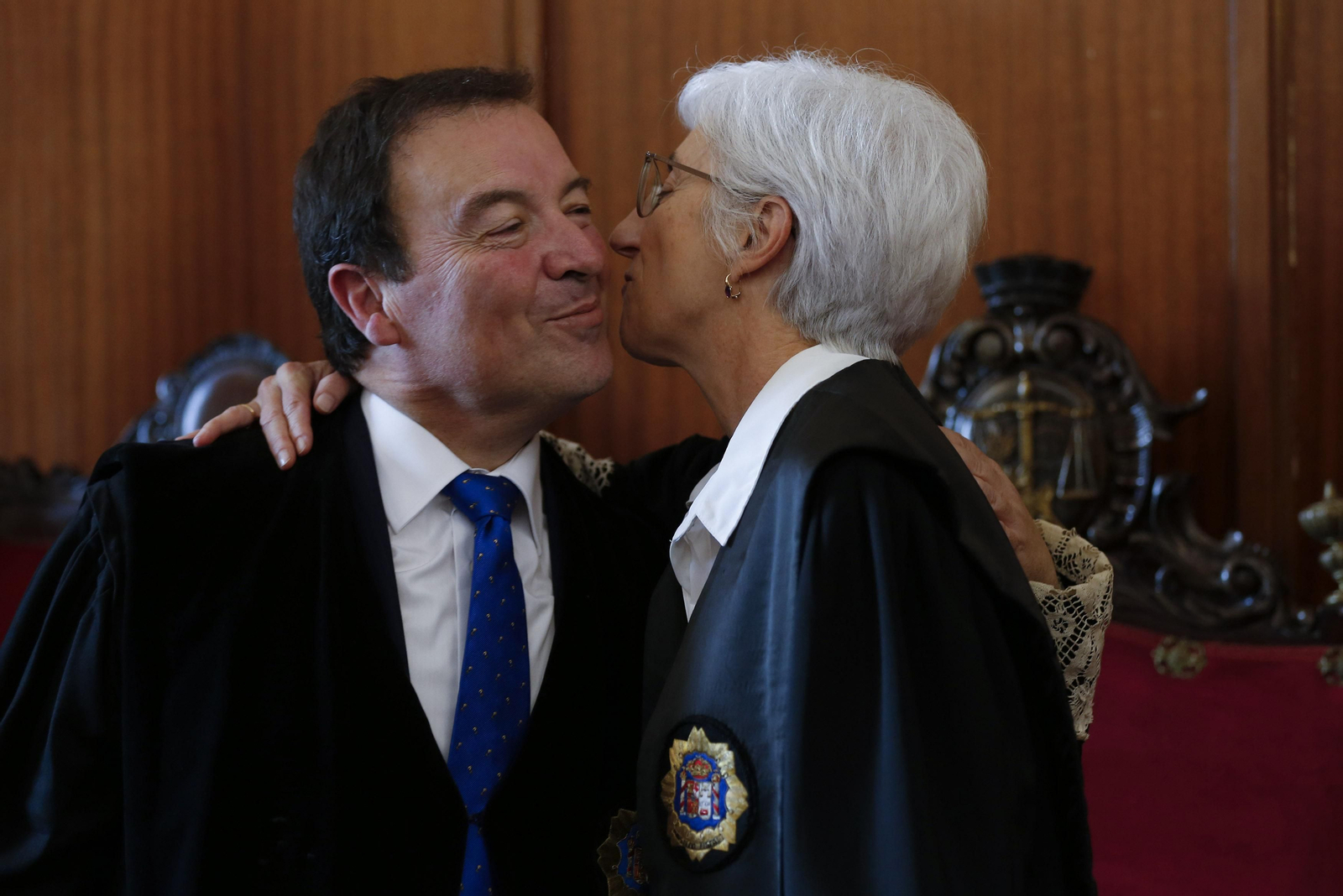 La fiscal general del Estado, María José Segarra, felicita a Fernández Arévalo en la toma de posesión, ayer.