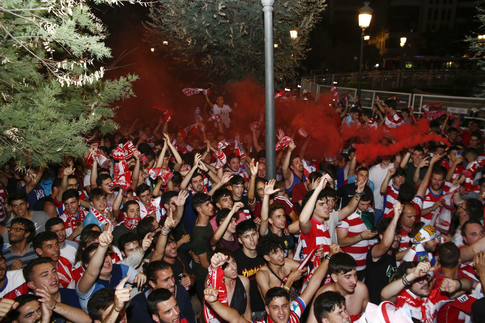 Las mejores imágenes de cómo Granada celebró el ascenso en la Fuente de las Batallas