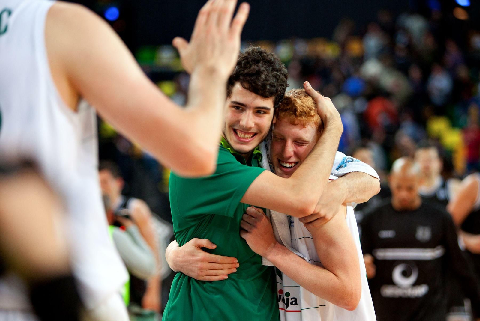Álex Abrines y Alberto Díaz se abrazan en un partido en el año 2012.