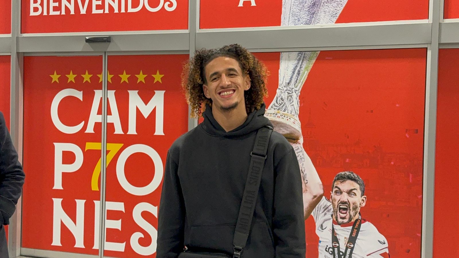 Hannibal Mejbri posa delante de las cámaras a su llegada al aeropuerto de Sevilla