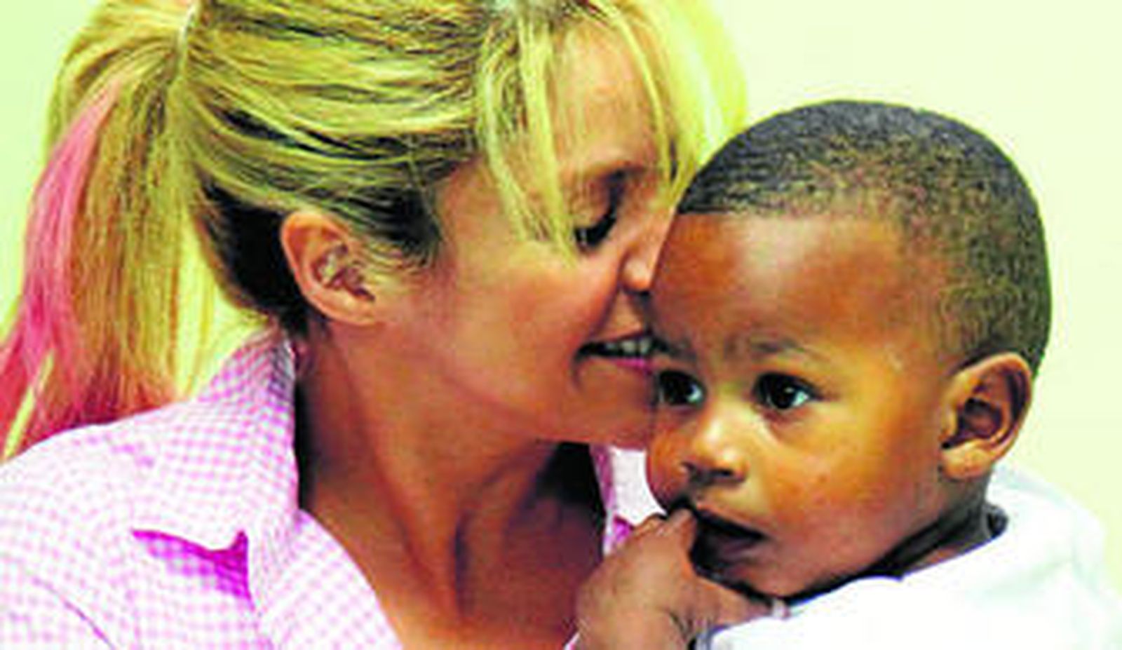 Los novios son recibidos por una lluvia de pétalos a la salida de la sede municipal de Westminster.