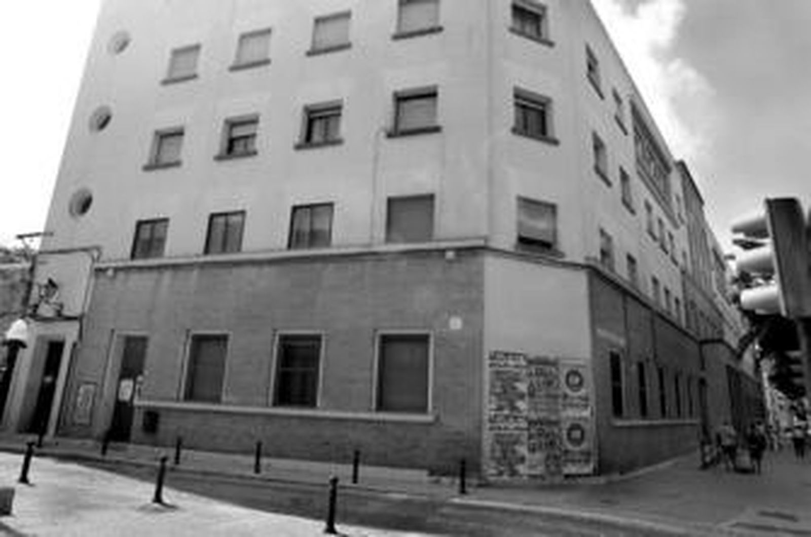 El Colegio Mayor Beato Diego, cuya fachada principal da hacia la avenida Duque de Nájera, lleva clausurado desde el año 2002.