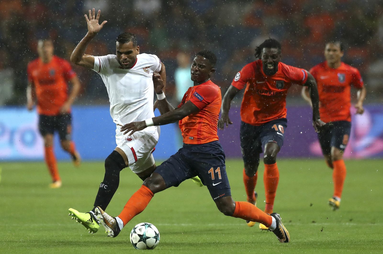 Mercado y Elia disputan un balón en el choque de ayer.