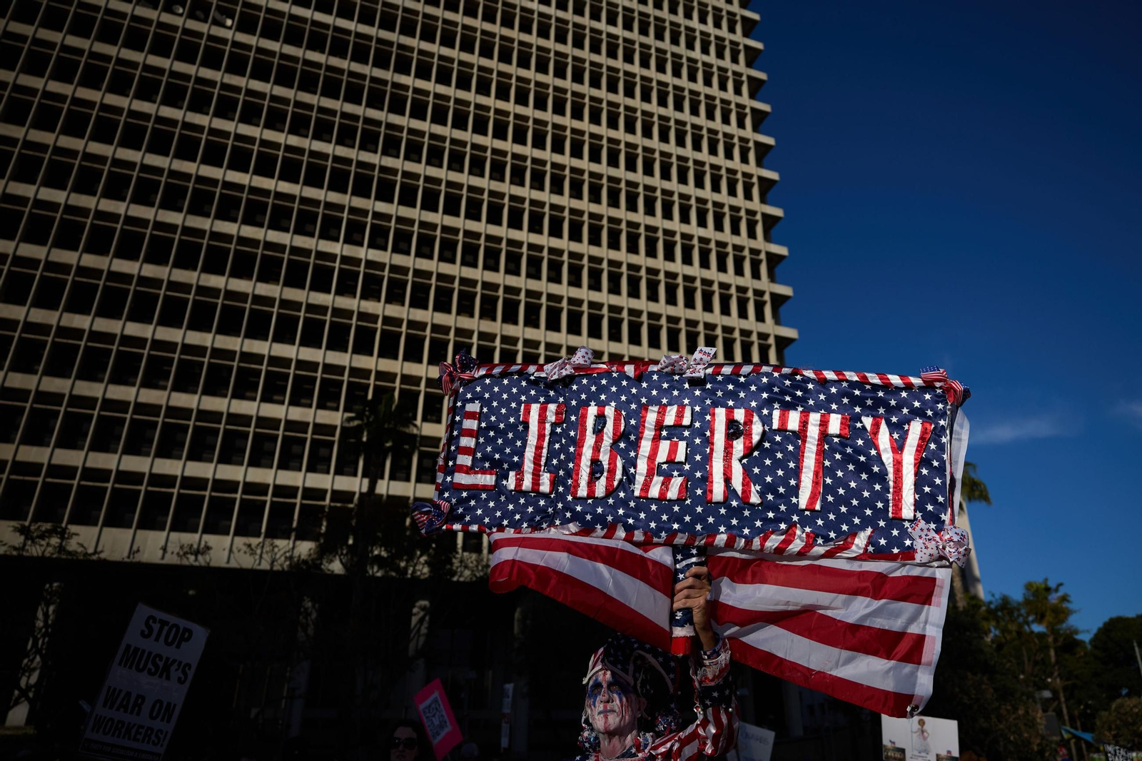 Miles de manifestantes contra Trump y Musk en EEUU: "¡Quita tus manos!"