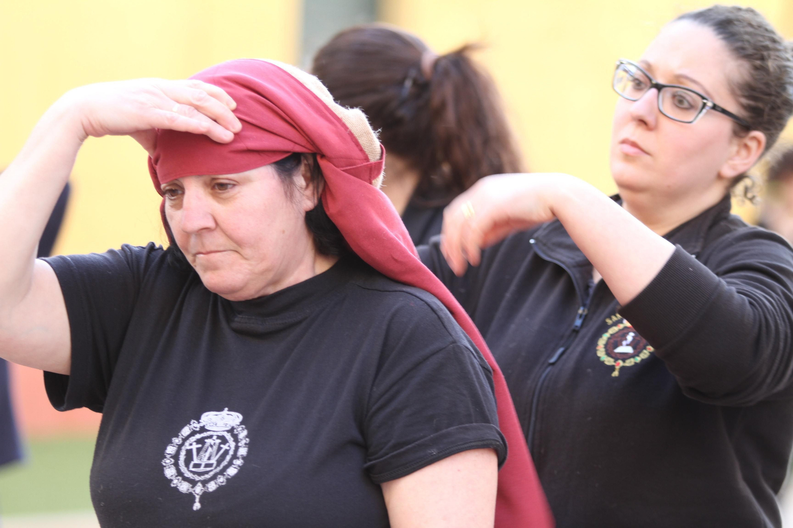 El ensayo de la cuadrilla de mujeres de la Hermandad del Santo Entierro, en imágenes