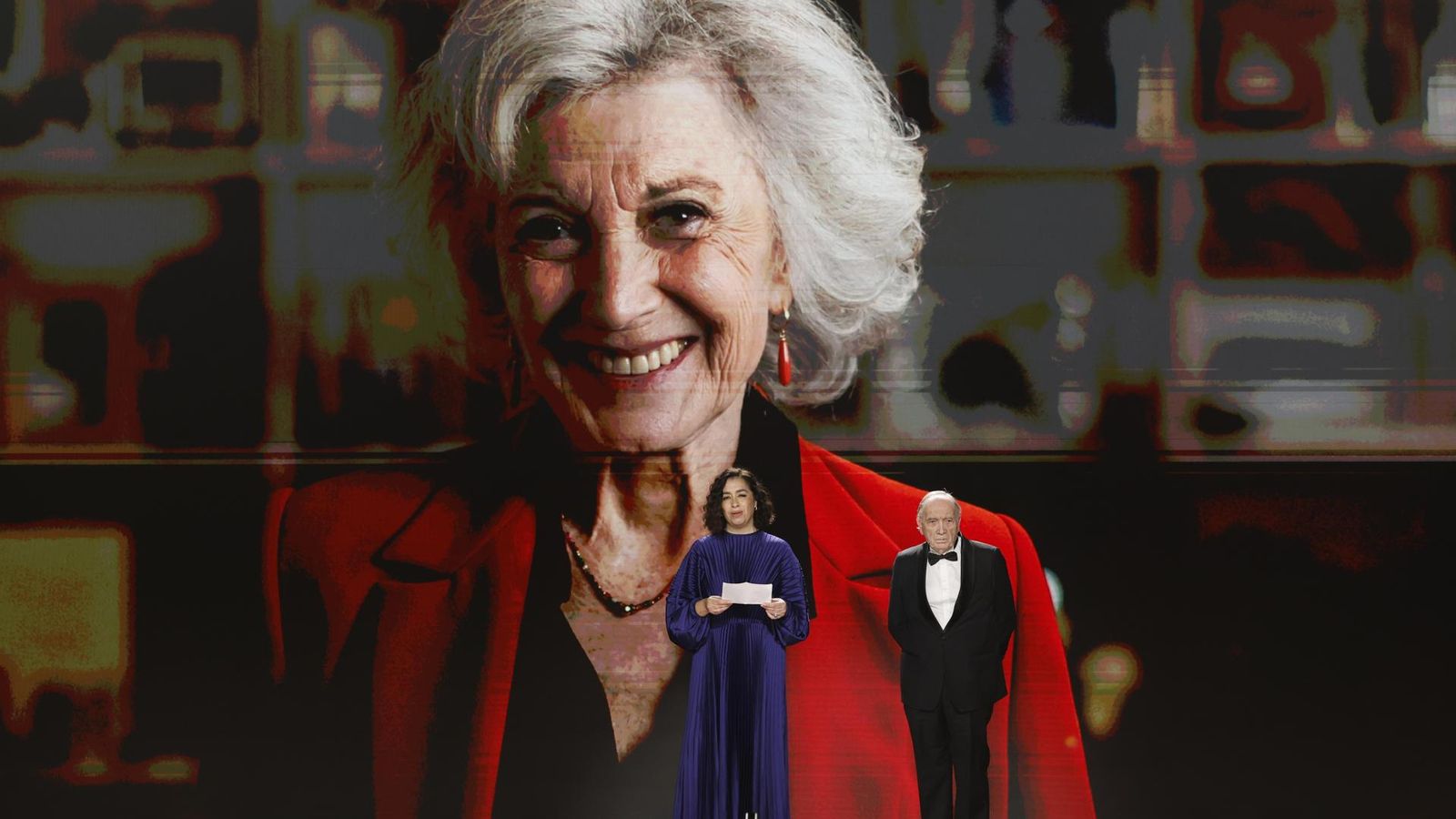 La actriz María Isasi, hija de Marisa Paredes, acompañada por el presidente de la Academia de la Artes y las Ciencias Cinematográficas de España Fernando Méndez-Leite, durante el homenaje que se rinde a su madre, recientemente fallecida,