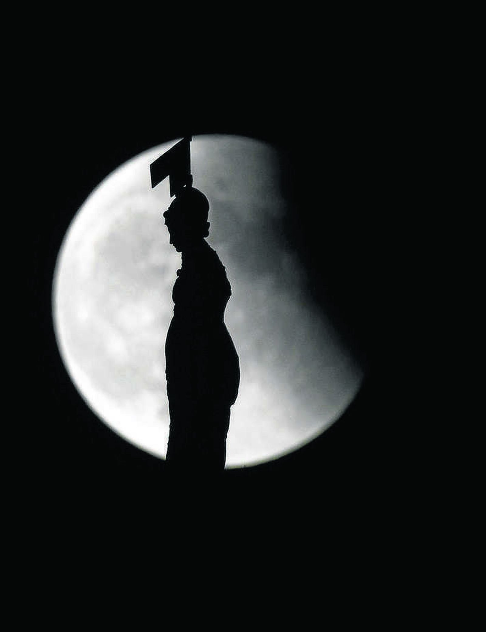 El Giraldillo en una noche de eclipse lunar, uno de los iconos de la ciudad.