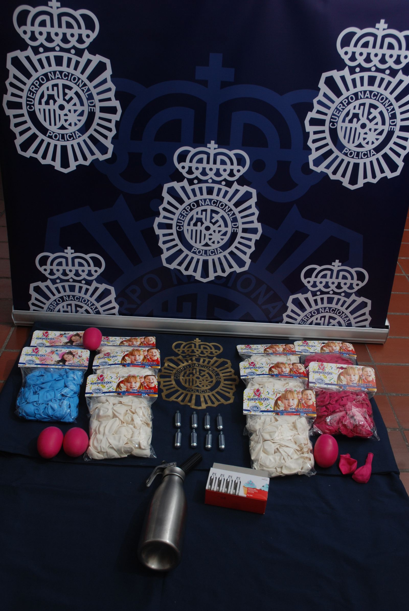 Material incautado por la Policía Nacional en la intervención en Fuengirola