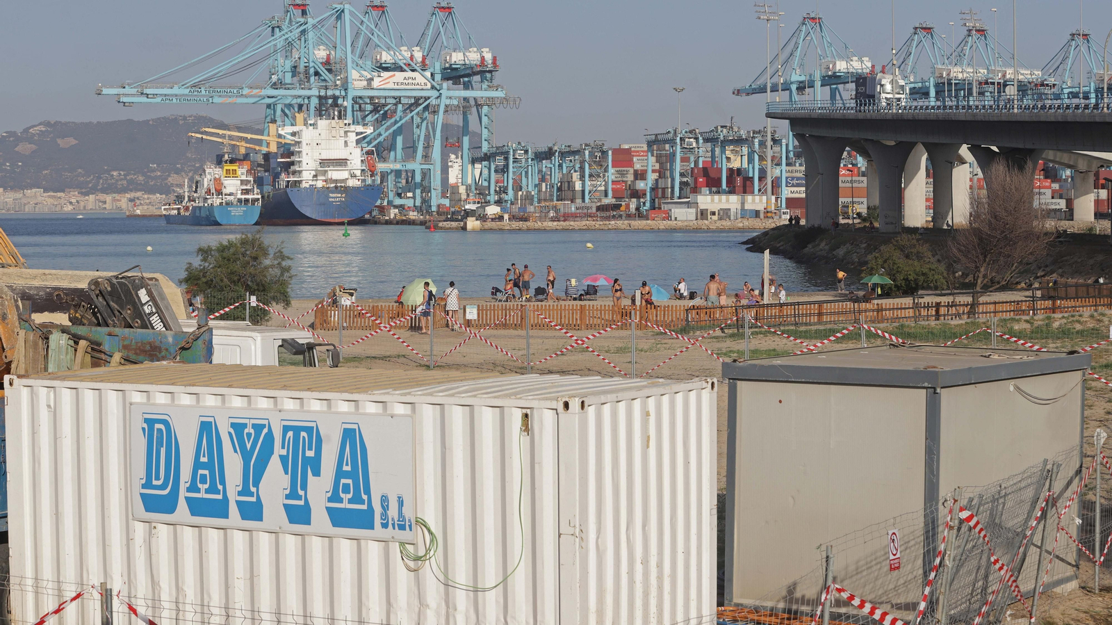 Fotos de los preparativos para el trasvase de arena en la playa de El Rinconcillo en Algeciras