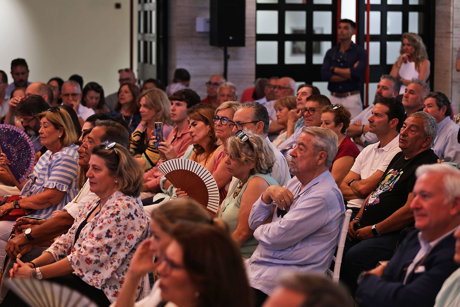 Imágenes de la celebración del primer aniversario del Gobierno Local de Pilar Miranda en el consistorio onubense.