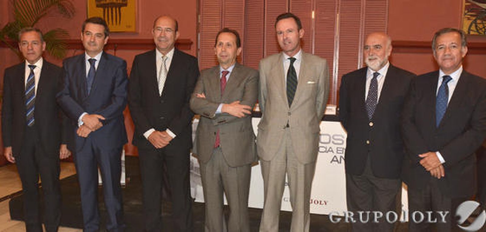 El jurado de los premios. De izquierda a derecha, David Moreno, abogado de Garrigues; Pablo Pérez, director del Programa Intensivo de Dirección de Empresas del Instituto San Telmo; Francisco Ferraro, catedrático de Economía y miembro del Consejo Editorial de Grupo Joly; José Antonio Carrizosa, director de Diario de Sevilla y de Publicaciones de Grupo Joly; Carlos de Parias (presidente), delegado de Empresas de la Dirección Territorial de Andalucía Occidental de La Caixa; Antonio Carrillo, secretario general de la CEA; y Jorge Segura, consultor de empresas.

Foto: Belen Vargas-Juan Carlos Vazquez-Manuel Gomez