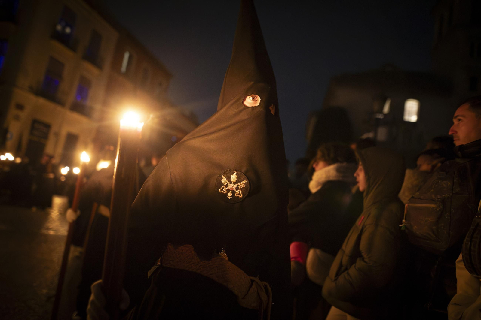 Silencio y oscuridad: las mejores fotos de la procesión del Cristo de la Misericordia de Granada
