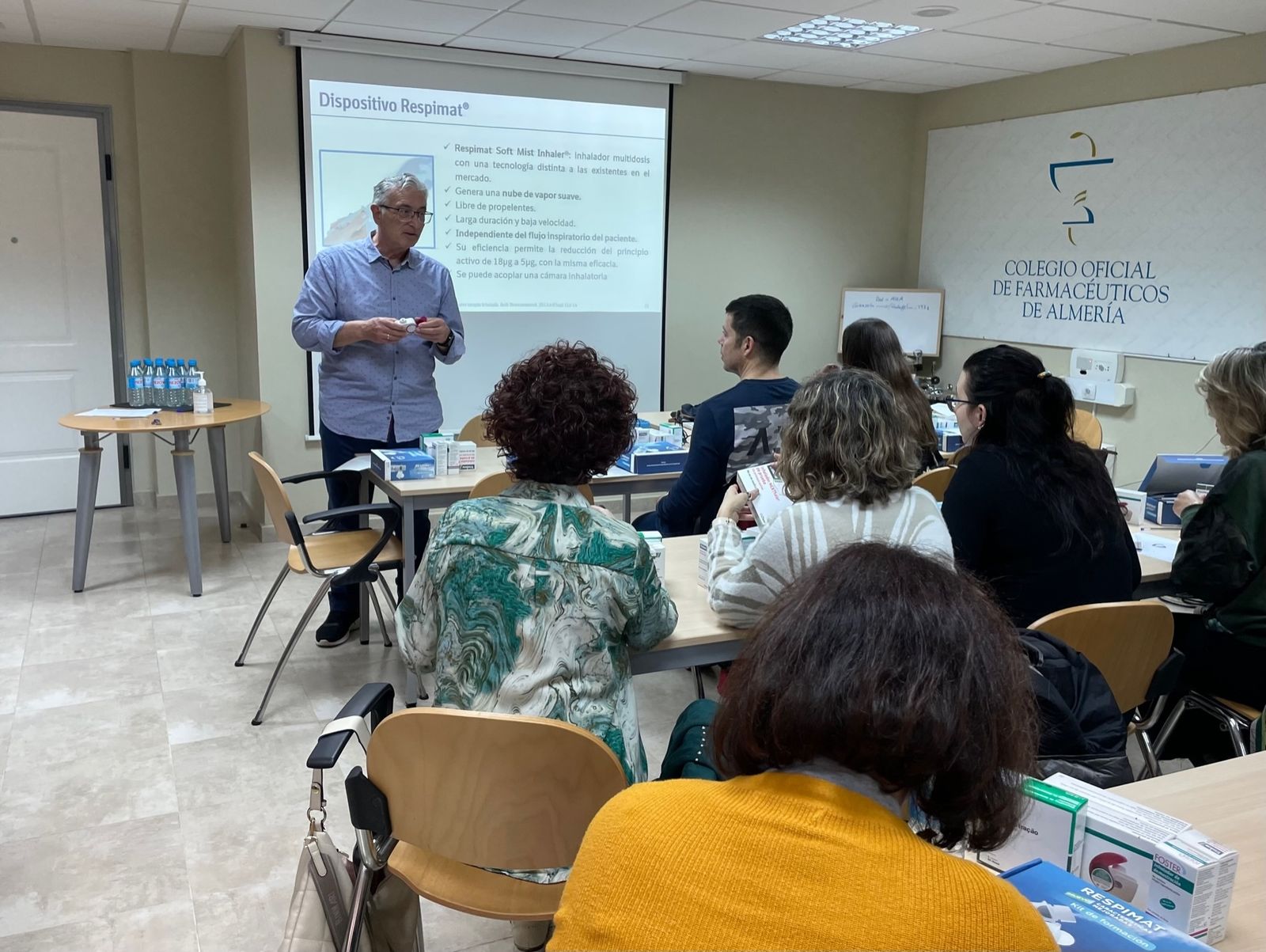 El médico de familia Lisardo García, en su exposición sobre el manejo de inhaladores