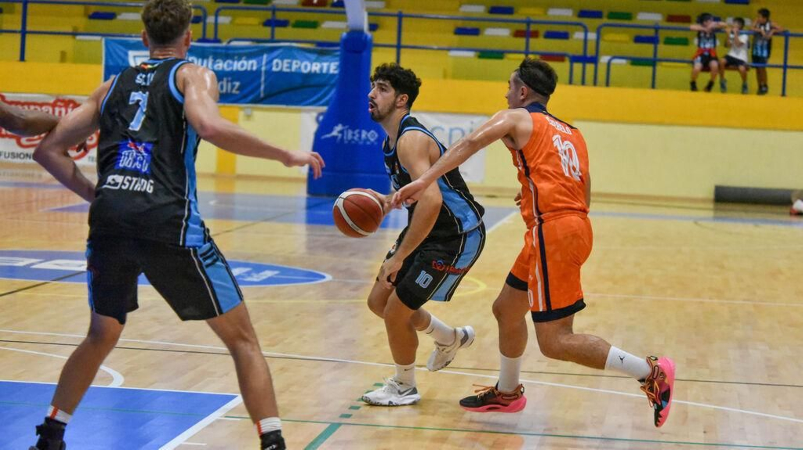 Juanmi López, con el balón, en el ULB-Enrique Soler B del sábado