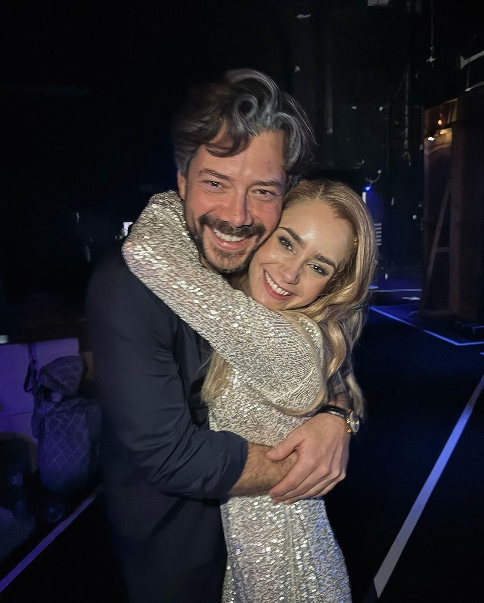 Álvaro Morte y Lily Collins al finalizar la exitosa primera función.