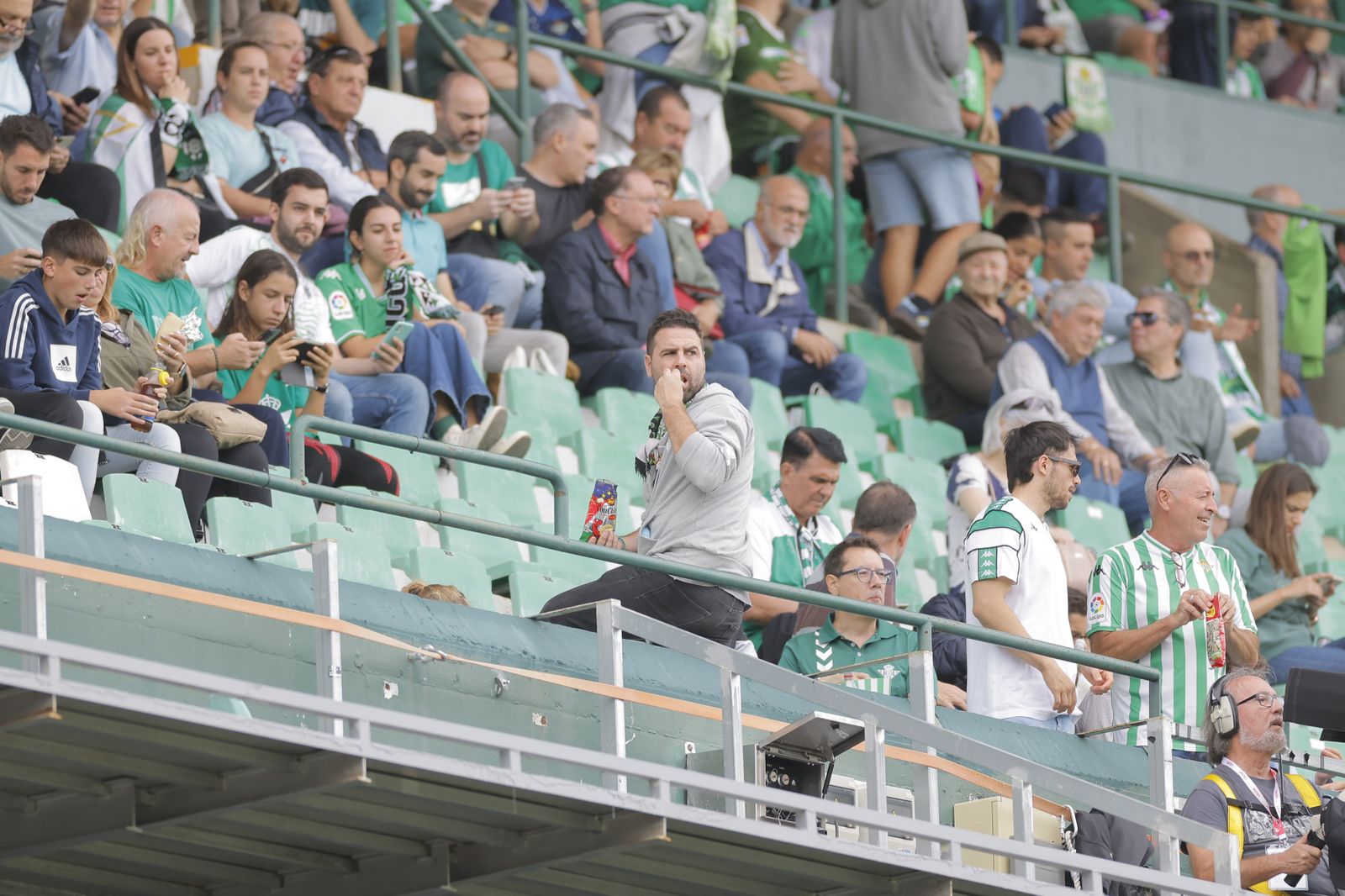 Búscate en las fotos del Betis-Osasuna