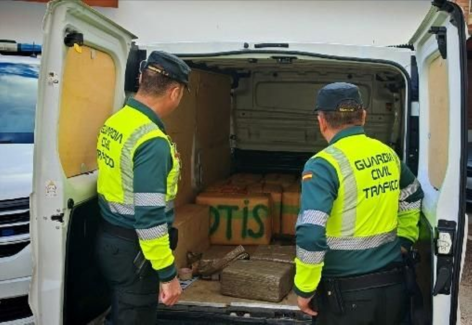 Dos agentes de la Guardia Civil frente a la carga intervenida
