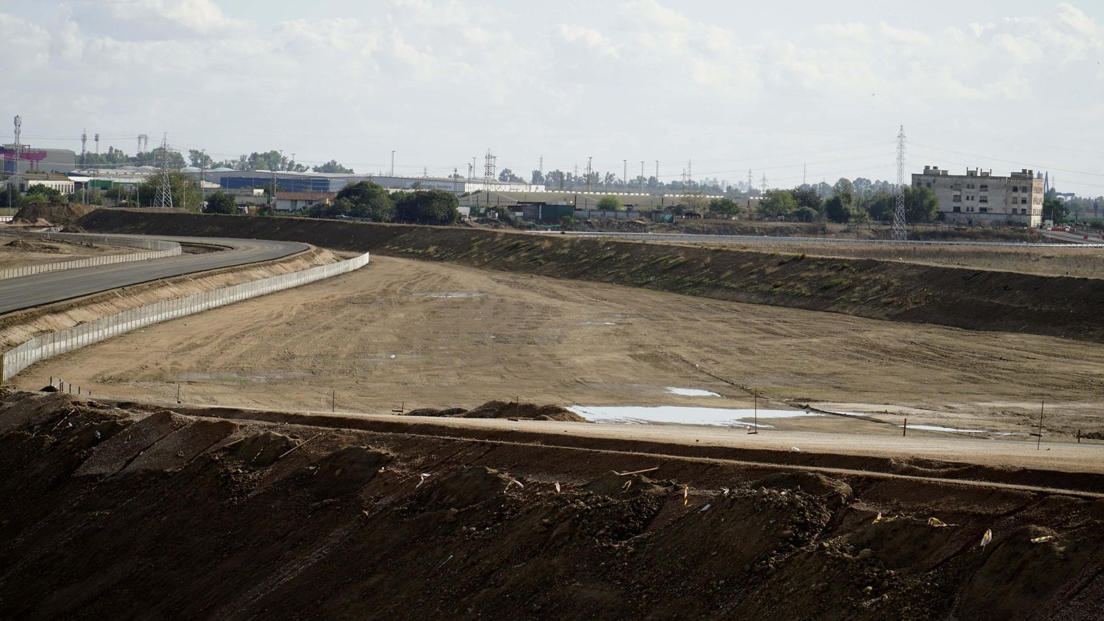 Salida del desvío de la SE-30 a la glorieta de la Zona de Actividades Logísticas (ZAL) del Puerto. Al fondo de la imagen, las cocheras de caballos municipales. A la derecha la mota de tierra contra inundaciones.