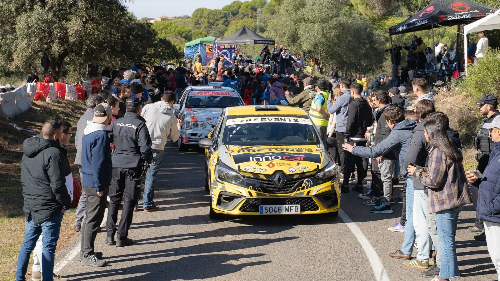 Aficionados animan a los pilotos en la Subida a Trassierra de 2025.