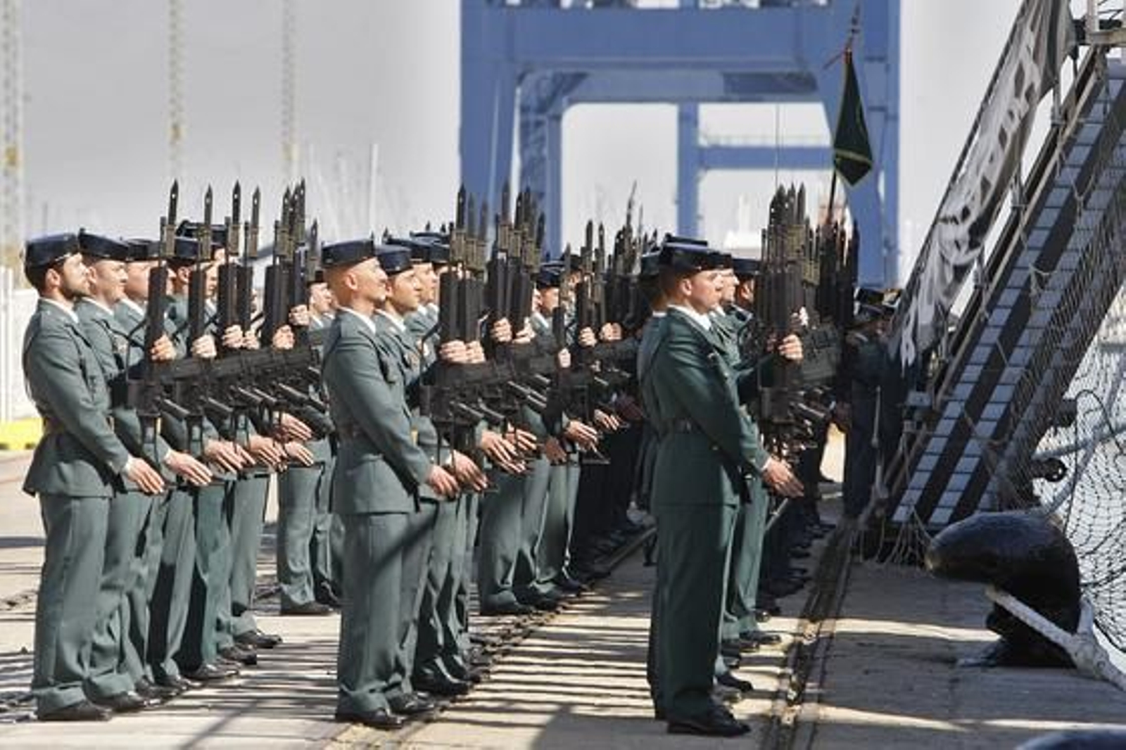 El vicepresidente primero del Gobierno y ministro del Interior, Alfredo Pérez Rubalcaba, ha presentado la patrullera 'Río Segura' "buque insignia" del Servicio Marítimo de la Guardia Civil./José Braza

Foto: Jos?raza