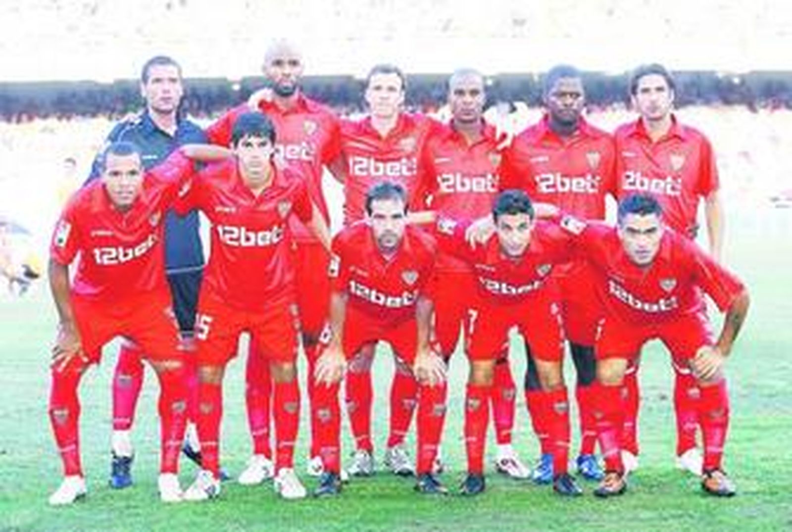 1. Palop, Kanoute, Squillaci, Konko, Romaric, Escudé, Luis Fabiano, Perotti, Fernando Navarro, Jesús Navas y Duscher. Ningún futbolista nuevo en el primer once inicial del Sevilla 2009-10. 2. Una imagen del horrible estado del terreno de juego de Mestalla, con el césped completamente pelado durante el calentamiento previo al encuentro. 3. Kanoute trata de robarle el balón a Marchena; ambos serían los protagonistas en una acción posterior.